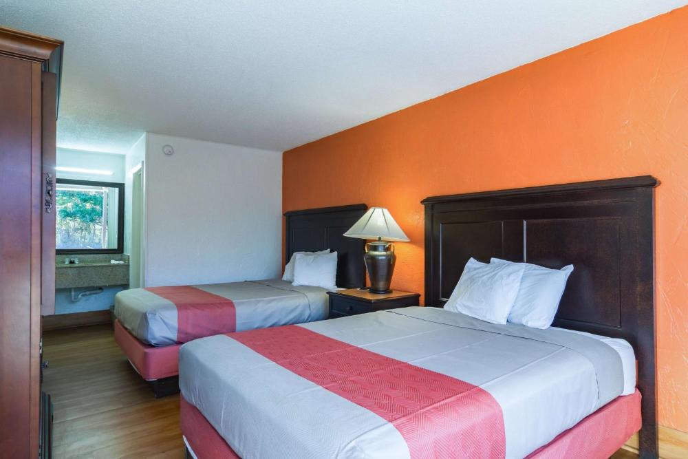 Queen Room with Two Queen Beds - Non-Smoking interior